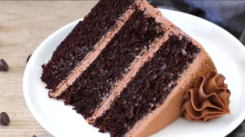 przepis na ciasto czekoladowe | Trzywarstwowy przepis na ciasto czekoladowe z krówkami